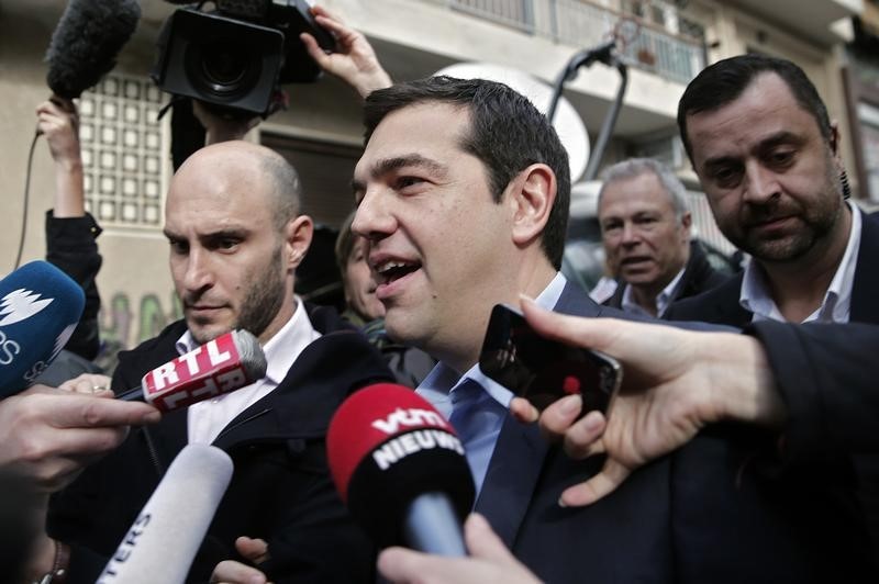 © Reuters. رئيس الوزراء اليوناني يدعو منافسه في الانتخابات لتهنئته بالفوز