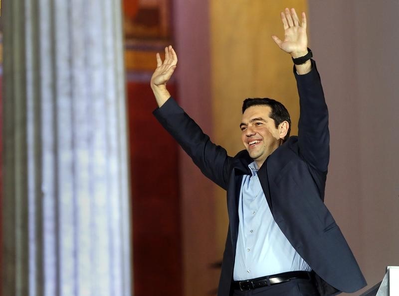 © Reuters. أولوند يهنيء الزعيم اليساري اليوناني تسيبراس على فوز حزبه في الانتخابات