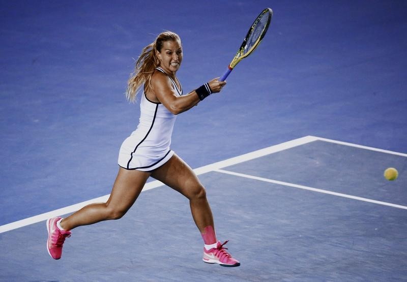 © Reuters. Cibulkova of Slovakia hits a return to Azarenka of Belarus during their women's singles fourth round match at the Australian Open 2015 tennis tournament in Melbourne