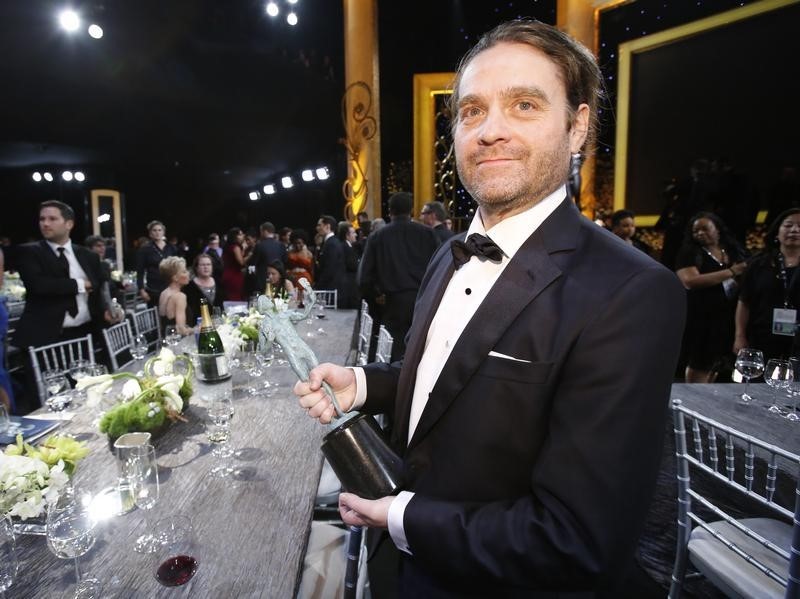 © Reuters. Zach Galifianakis poses with his award for Outstanding Performance by a Cast in a Motion Picture  for his work in "Birdman" at the 21st annual Screen Actors Guild Awards in Los Angeles