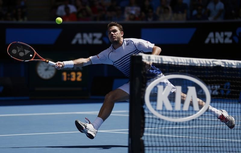 © Reuters. Wawrinka of Switzerland reaches to hit a return to Garcia-Lopez of Spain during their men's singles fourth round match at the Australian Open 2015 tennis tournament in Melbourne 