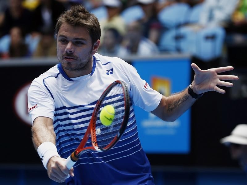 © Reuters. Wawrinka of Switzerland hits a return to Guillermo Garcia-Lopez of Spain during their men's singles fourth round match at the Australian Open 2015 tennis tournament in Melbourne 