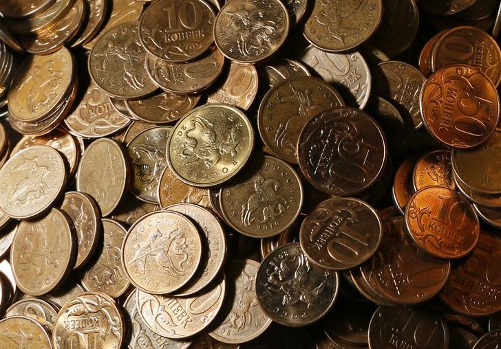© Reuters. Монеты достоинством в 10 и 50 копеек в Красноярске