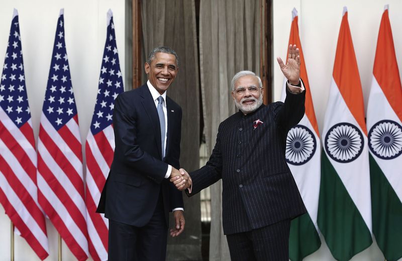 © Reuters. Барак Обама и Нарендра Моди фотографируются перед встречей в Нью-Дели