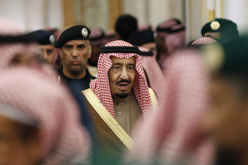 © Reuters. New Saudi King Salman attends a ceremony following the death of the late Saudi King at the Diwan royal palace in Riyadh