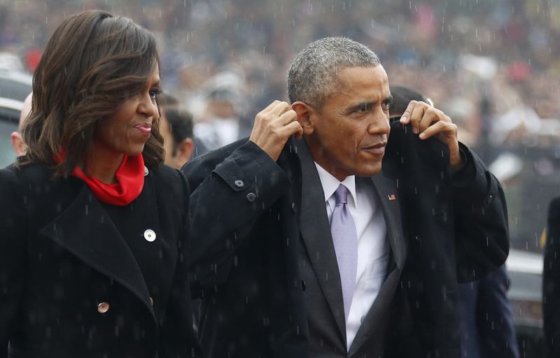 © Reuters. Presidente dos EUA, Barack Obama, ao lado da mulher, Michelle Obama, em Nova Délhi