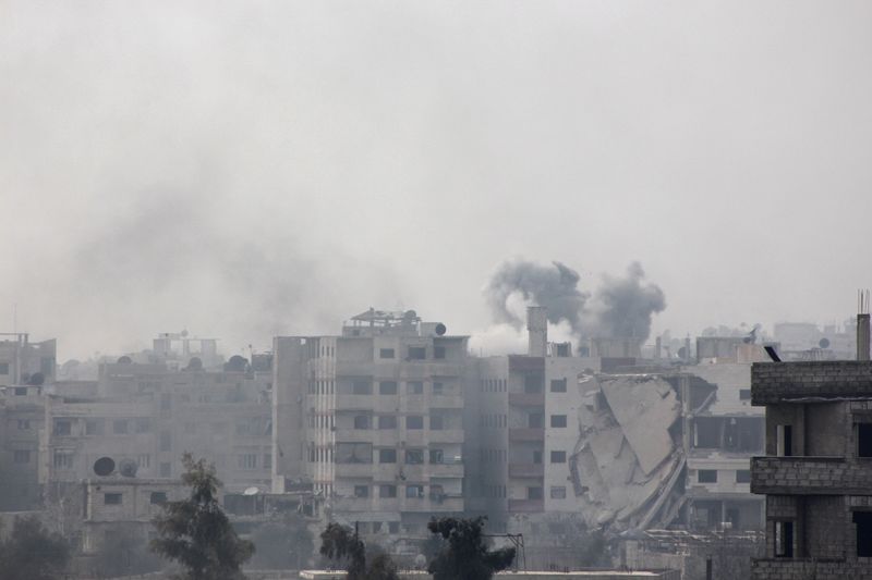 © Reuters. Smoke rises after what activists said was an airstrike by forces loyal to Syria's President Bashar al-Assad in eastern Al-Ghouta, near Damascus