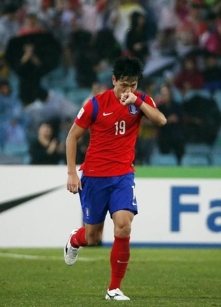 © Reuters. كوريا الجنوبية تجتاز العراق وتبلغ نهائي كأس آسيا