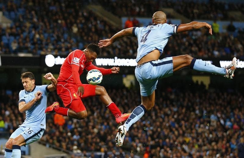 © Reuters. Liverpool's Sturridge is challenged by Manchester City's Demechelis and Kompany during their English Premier League soccer match at the Etihad stadium in Manchester