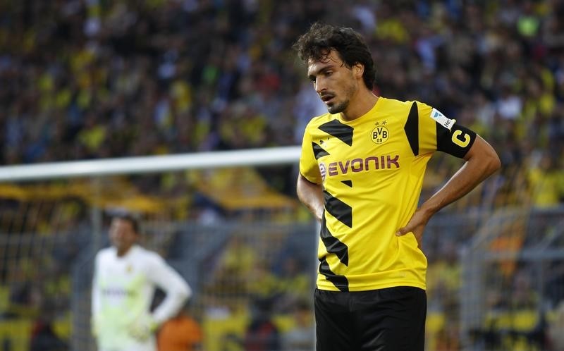 © Reuters. Borussia Dortmund's Hummels reacts during the Bundesliga first division soccer match in Dortmund