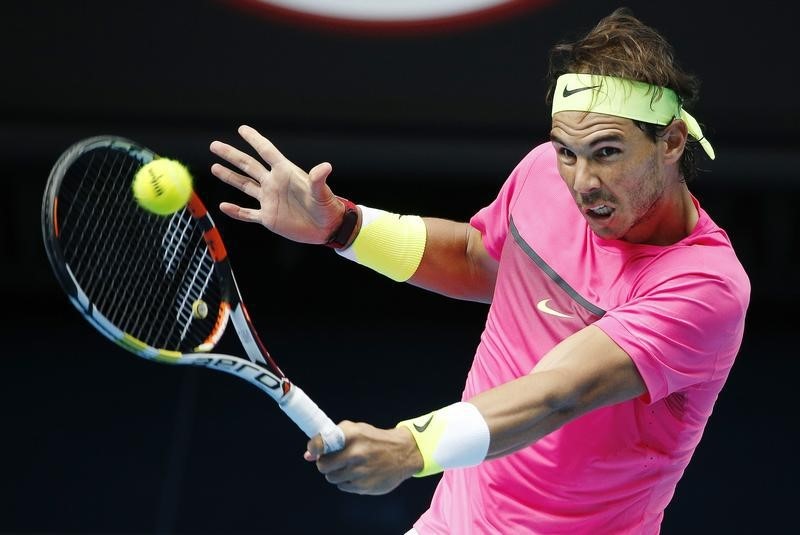 © Reuters. Nadal of Spain hits a return to Anderson of South Africa during their men's singles match at the Australian Open 2015 tennis tournament in Melbourne