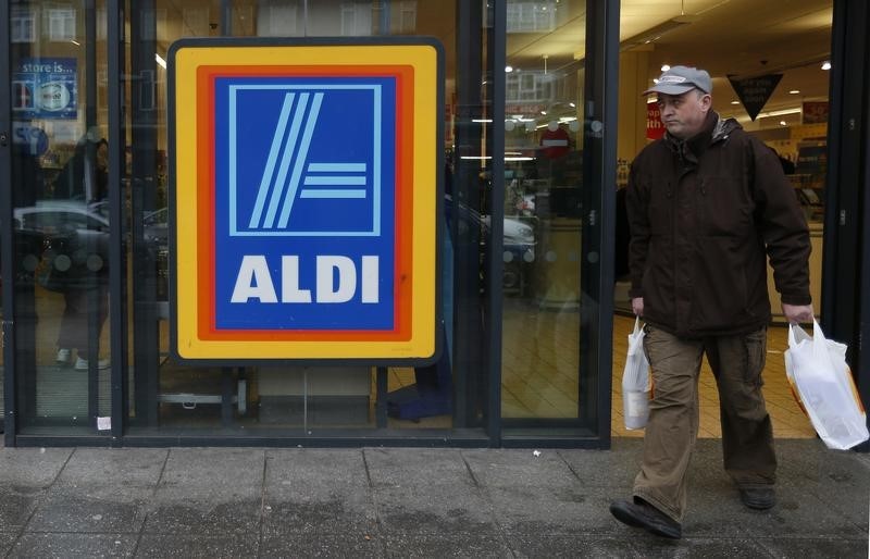 © Reuters. A customer leaves an Aldi supermarket, which has ordered a recall of two frozen prepared meals that had contained horse meat in tests, in northwest London