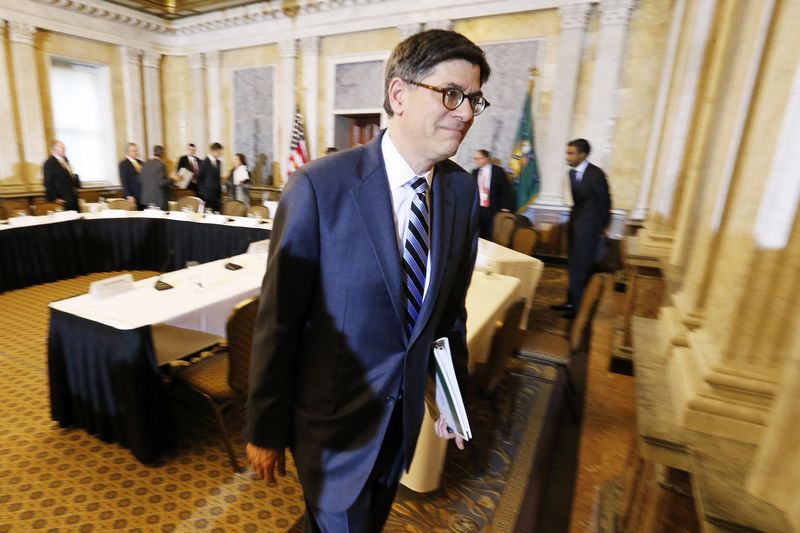 © Reuters. Jack Lew departs after Financial Stability Oversight Council open meeting at the Treasury Department in Washington