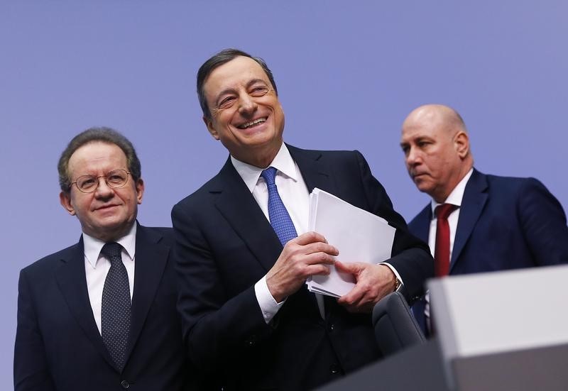 © Reuters. European Central Bank President Draghi and Vice President Constancio leave after addressing an ECB news conferenc in Frankfurt