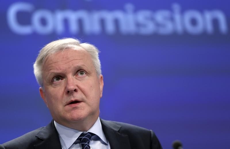 © Reuters. Rehn addresses a news conference in Brussels