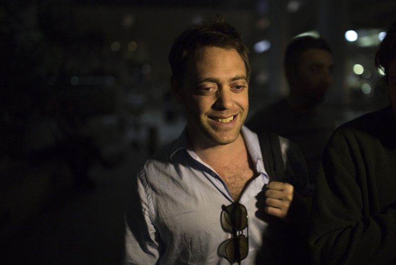 © Reuters. Damian Pachter, a journalist with the Buenos Aires Herald, is seen after landing at Ben Gurion International Airport near Tel Aviv