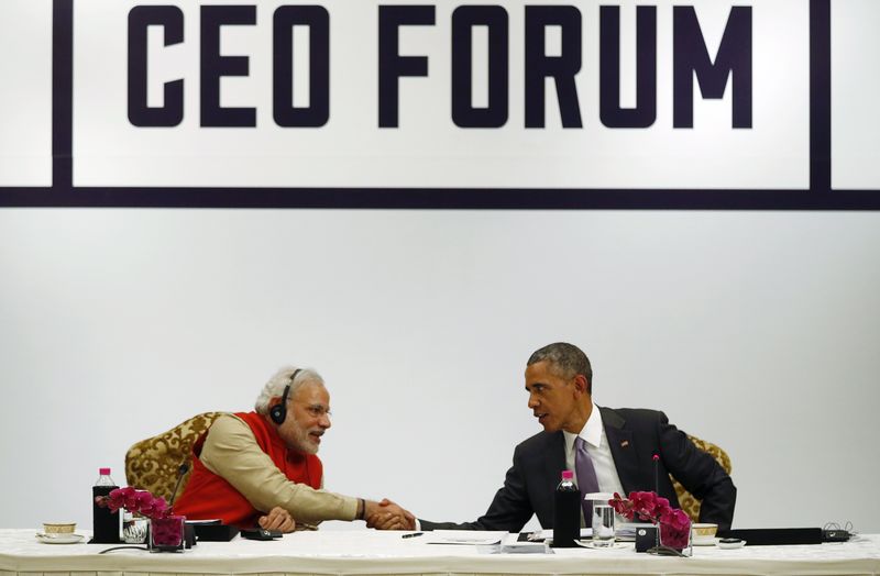 © Reuters. U.S. President Obama shakes hands with India's PM Modi at the conclusion of a CEO Roundtable and Forum at the India U.S. Business Summit in New Delhi