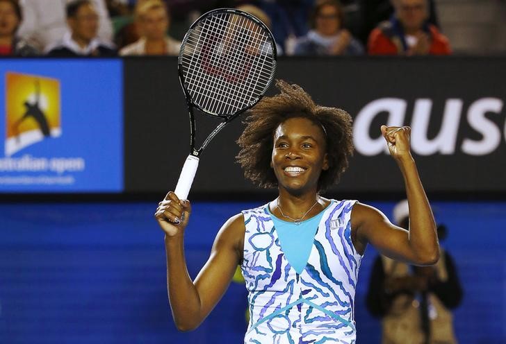 © Reuters. Tenista norte-americana Venus Williams comemora vitória sobre polonesa Agnieszka Radwanska no Aberto da Austrália