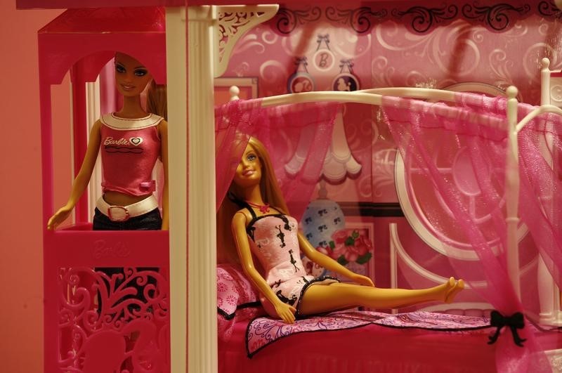 © Reuters. Barbie dolls are displayed inside a showroom at a Mattel office in Hong Kong