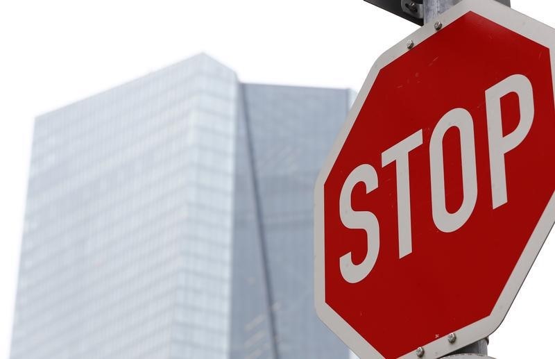 © Reuters. A traffic sign stands in front of the new headquarters of the European Central Bank in Frankfurt