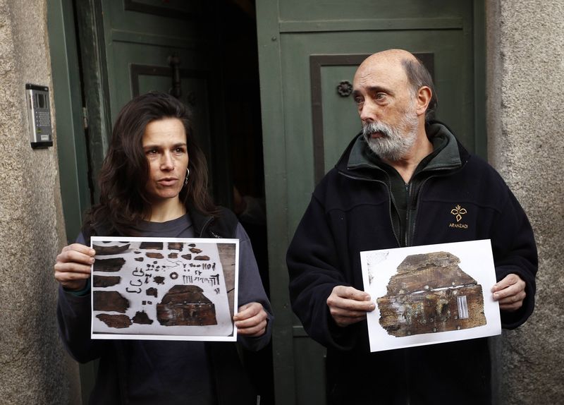 © Reuters. Hallan un féretro con las iniciales M.C. en la iglesia donde se busca a Cervantes