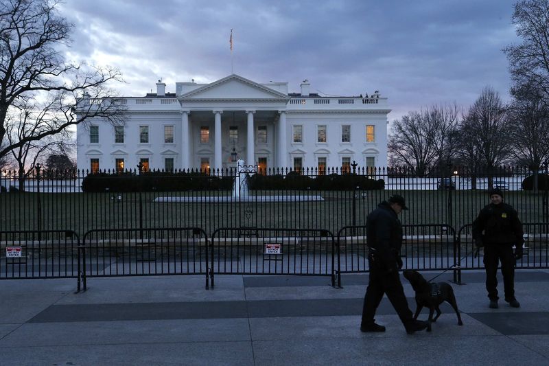 © Reuters. Homens do Serviço Secreto dos EUA em frente à Casa Branca, em Washington