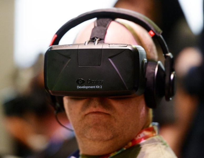 © Reuters. Attendee tries Oculus Rift Development Kit 2 headset at Electronic Entertainment Expo in Los Angeles