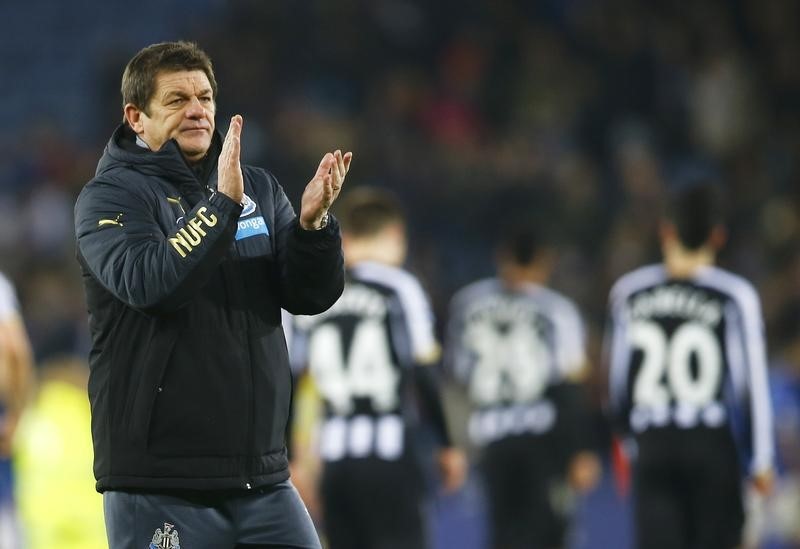 © Reuters. Newcastle United caretaker manager John Carver applauds fans after their FA Cup third round soccer match against Leicester City at the King Power Stadium, in Leicester