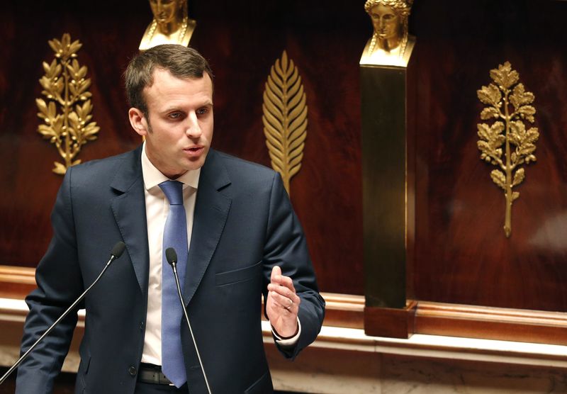 La France est dos au mur, dit Emmanuel Macron en présentant sa loi