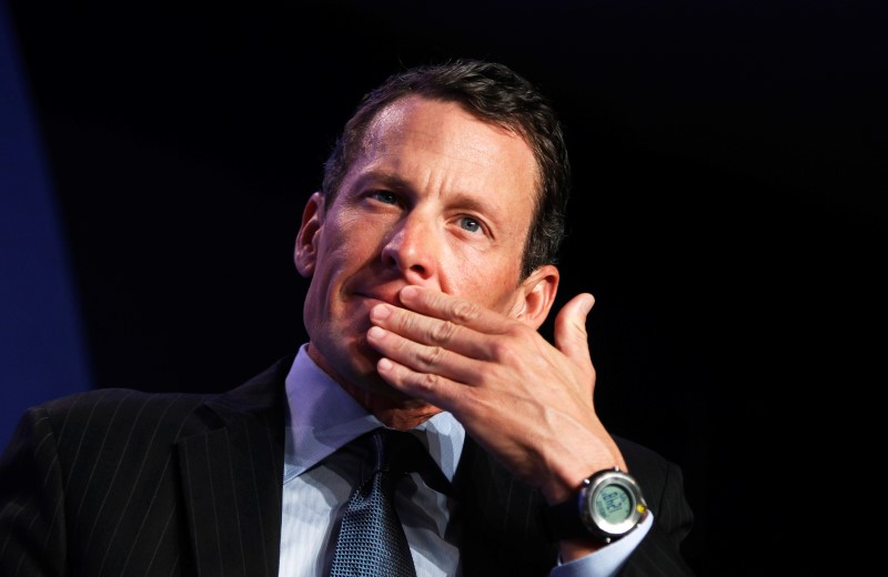 © Reuters. Lance Armstrong takes part in a special session regarding cancer in the developing world during the Clinton Global Initiative in New York