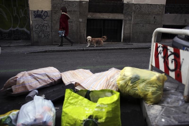 © Reuters. Regulador español multa con 98 mln a constructoras por repartirse gestión de basuras