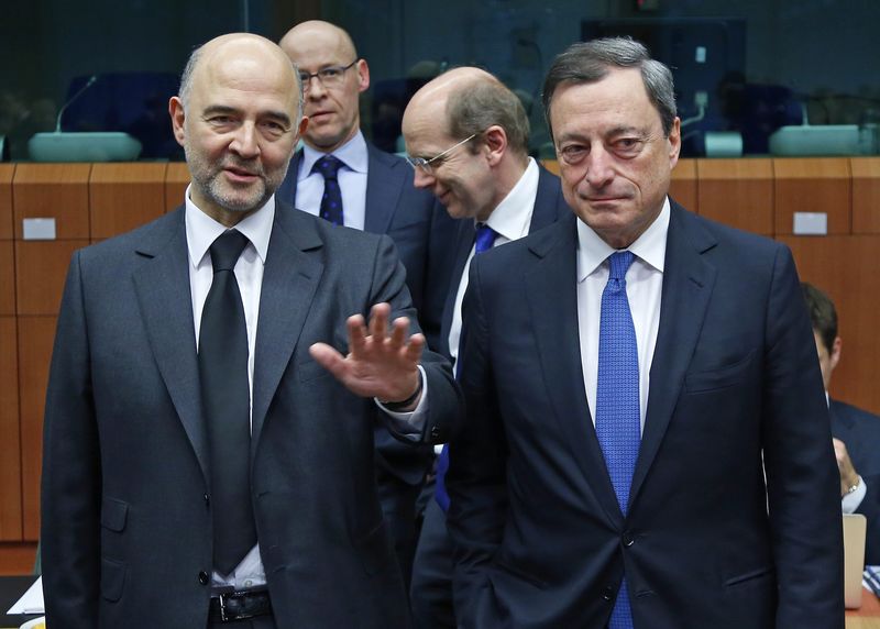 © Reuters. Il presidente della Bce Mario Draghi durante la riunione dei ministri delle Finanze a Bruxelles