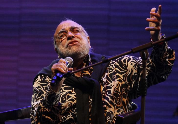 © Reuters. وفاة المغني اليوناني ديميس روسوس عن 68 عاما