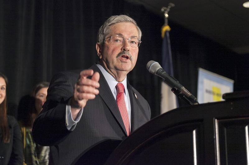 © Reuters. Iowa Governor Branstad speaks following victory at the Republican election night rally for the U.S. midterm elections in West Des Moines, Iowa