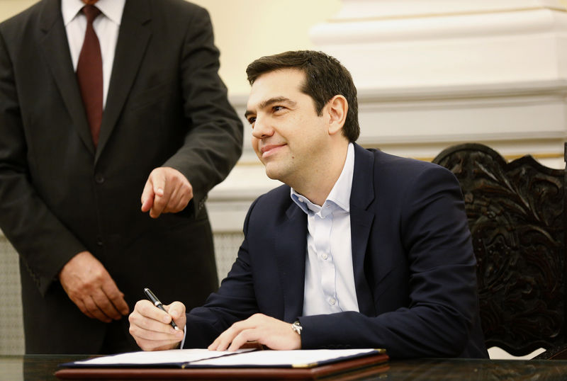 © Reuters. Tsipras assina documento que o nomeia premiê da Grécia