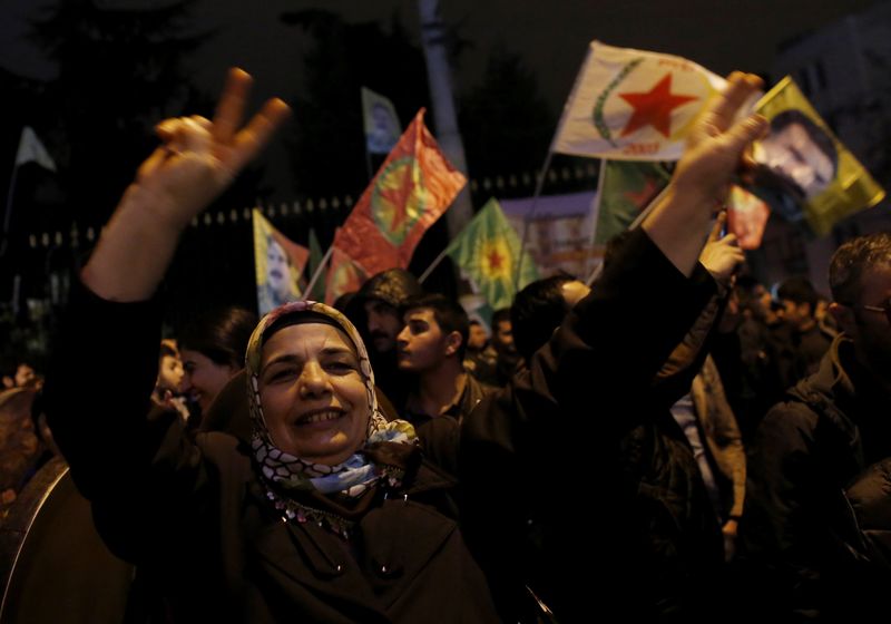 © Reuters. Manifestantes pró-curdos comemoram após forças curdas retomarem Kobani