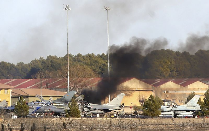 © Reuters. CRASH D'UN AVION DE CHASSE GREC EN ESPAGNE