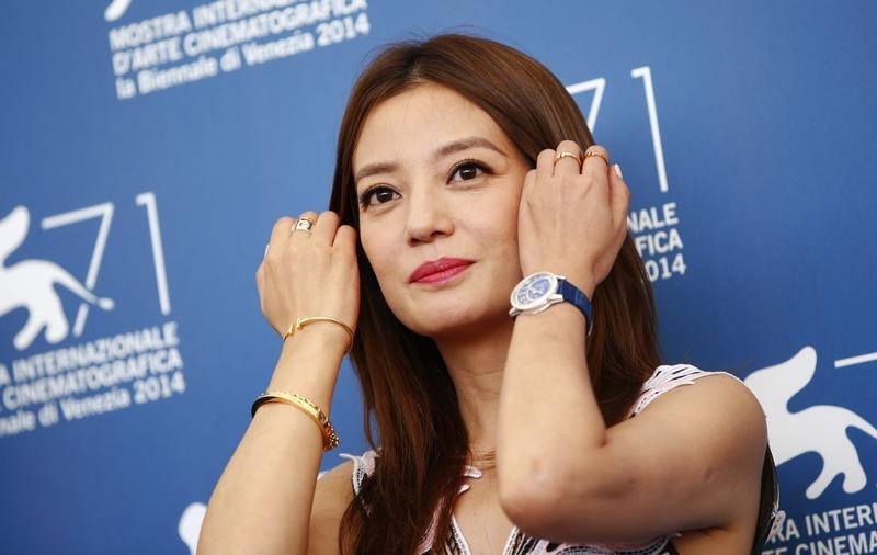 © Reuters. Chinese actress Zhao Wei poses during the photocall for the movie "Qin'ai de" (Dearest)  at the 71st Venice Film Festival