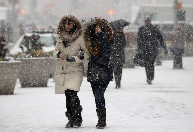 © Reuters. Pessoas caminham sob neve em Times Square, Nova York