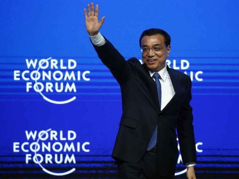 © Reuters. China's Premier Li waves to listeners after his speech during The Global Impact of China's Economic Transformation event in the Swiss mountain resort of Davos