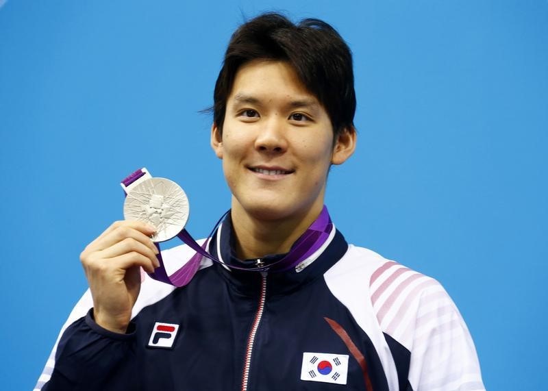 © Reuters. South Korea's Park Tae-hwan holds his silver medal for the men's 400m freestyle final during the London 2012 Olympic Games at the Aquatics Centre