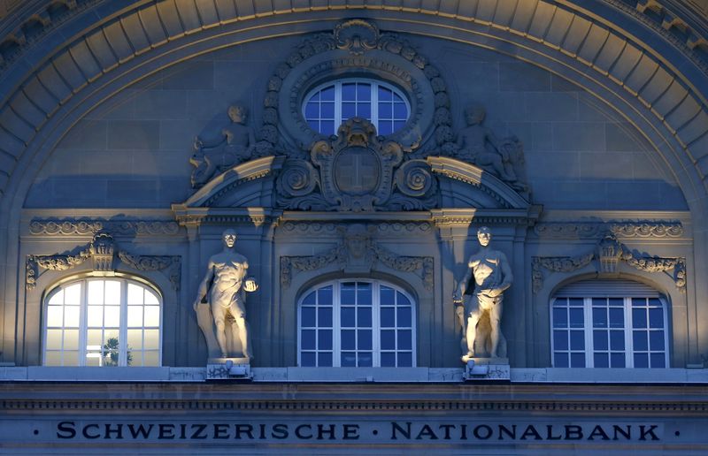 © Reuters. The Swiss National Bank building is seen in Bern