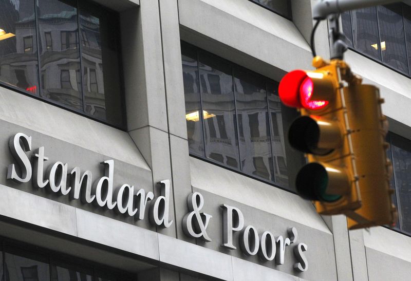 © Reuters. Светофор у офиса Standard & Poor's в Нью-Йорке