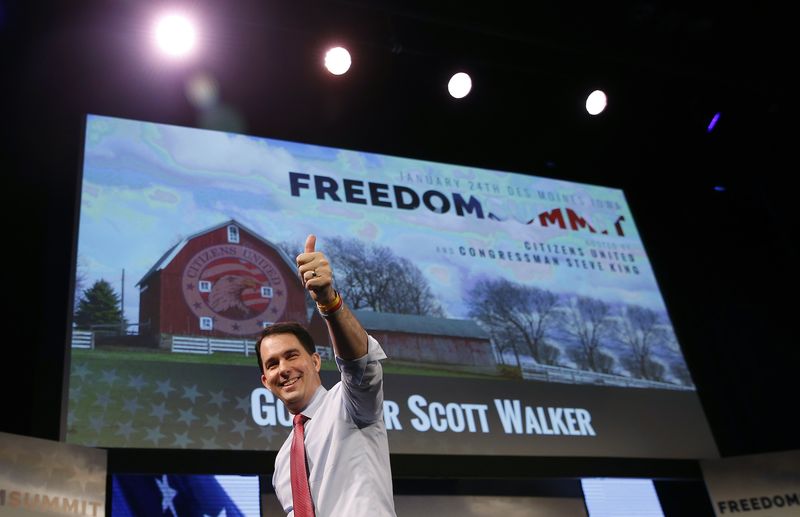 © Reuters. Wisconsin Governor Walker walks off the stage after speaking at the Freedom Summit in Des Moines