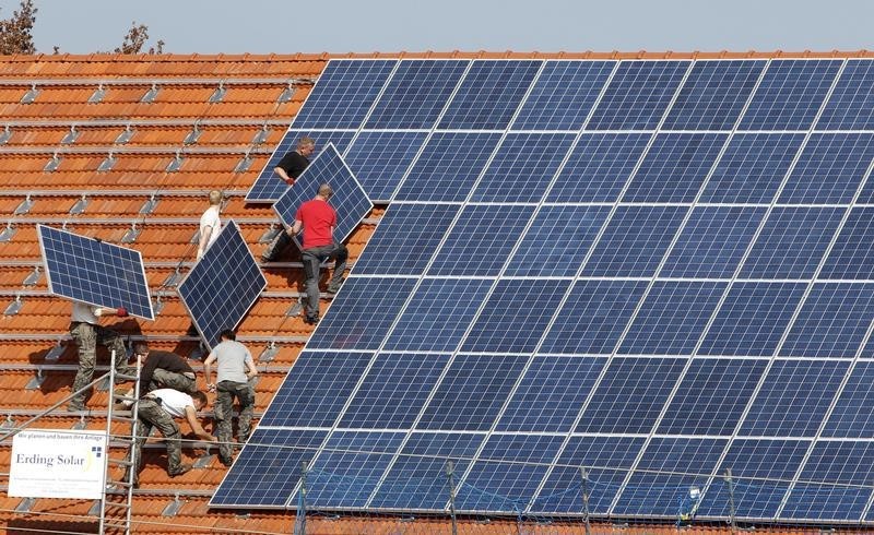 © Reuters. L'ALLEMAND SMA SOLAR COMPTE SUPPRIMER 1.600 EMPLOIS