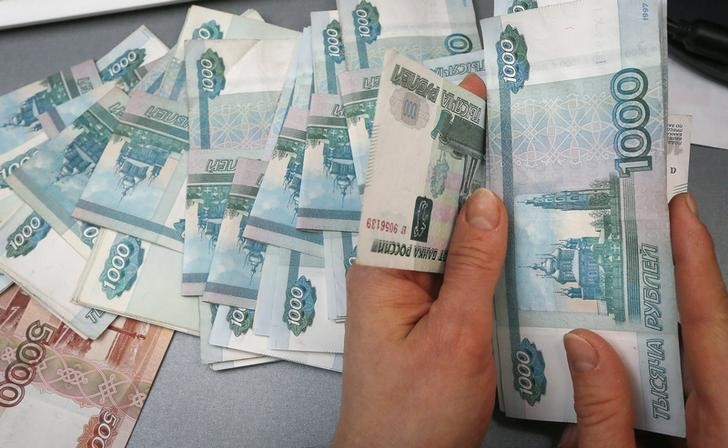 © Reuters. Работник магазина в Красноярске считает рубли 