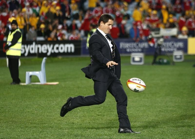 © Reuters. Australia Wallabies' head coach Robbie Deans kicks the ball before the start of their third and final rugby union test match between their team and the British and Irish Lions at ANZ stadium in Sydney