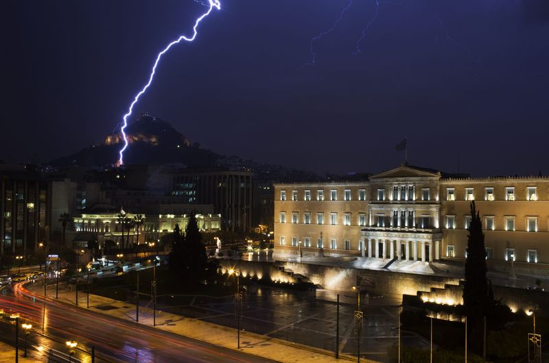 © Reuters. Lightning strikes near the Greek parliament building during heavy rainfall in Athens