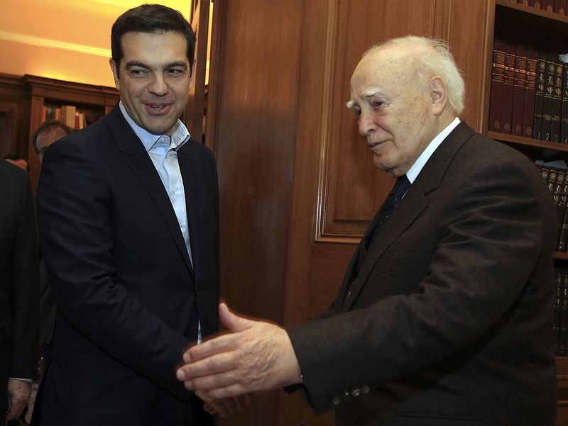 © Reuters. Greece's President Papoulias welcomes Tsipras before Tsipras' swearing-in ceremony as Greece's first leftist prime minister in Athens