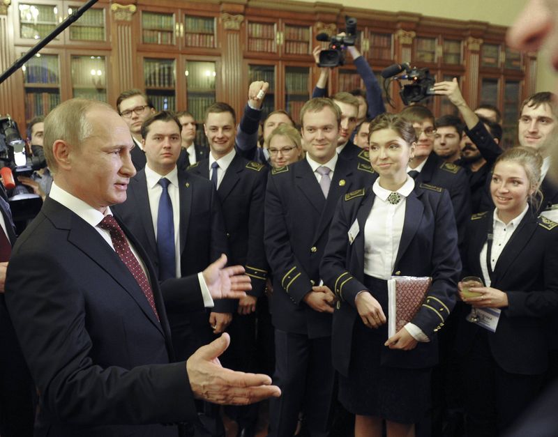 © Reuters. Russian President Vladimir Putin visits the National Mineral Resources University in St. Petersburg